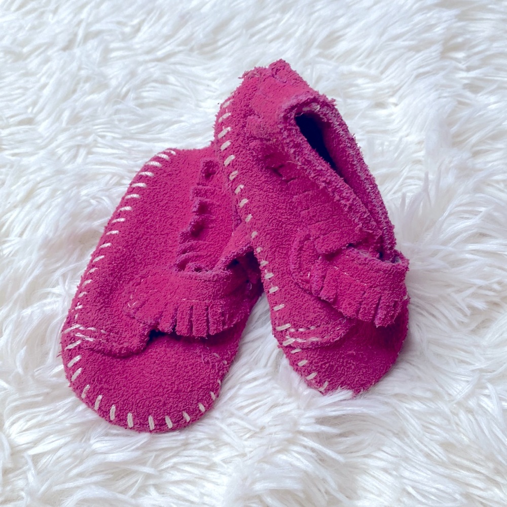 Minnetonka Baby Pink Fringe Moccasins Size 1 Excellent Condition